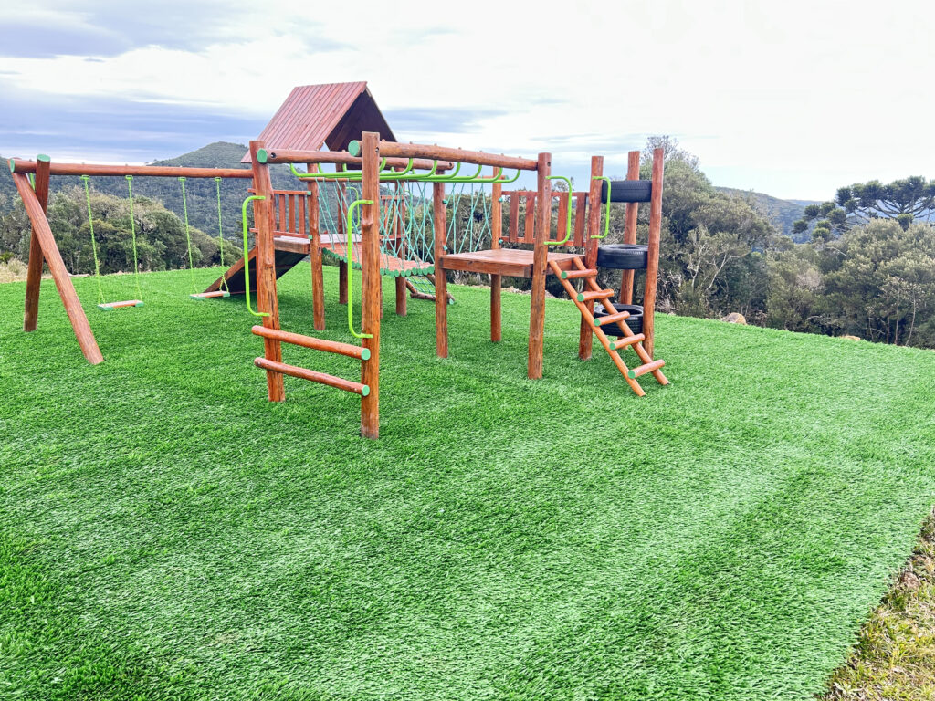 Grama sintética instalada em playground na cidade de urubici