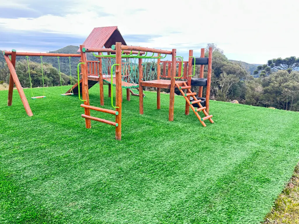 Grama sintética instalada em playground na cidade de urubici